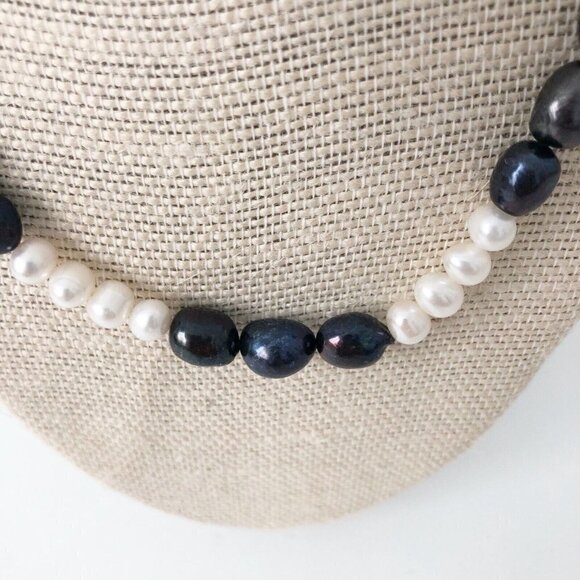 NWT Genuine Black Pearls & White Pearls Necklace Beaded - Picture 2 of 5